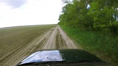  Yeşil araba yaz patikadan tarım alanı devam ediyor. POV klip 