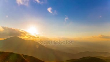 4 k. dağ renkli günbatımı zaman bulutlu. Kuşlar, timelapse