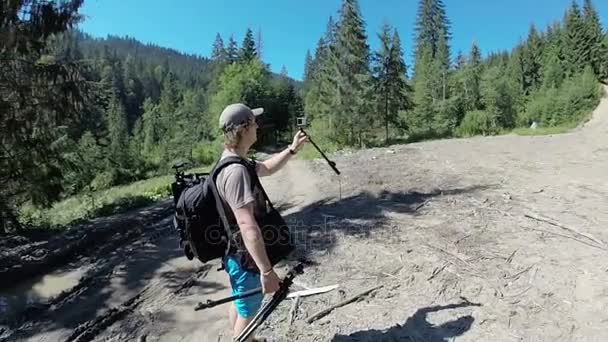 Fotograf człowieka i bloger strzela wideo. — Wideo stockowe