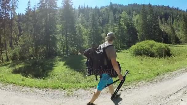 Homme photographe et blogueur aller sur la route en plein air — Video