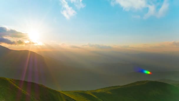 4K. Paysage de montagne au coucher du soleil.. Sans oiseaux, timelapse 