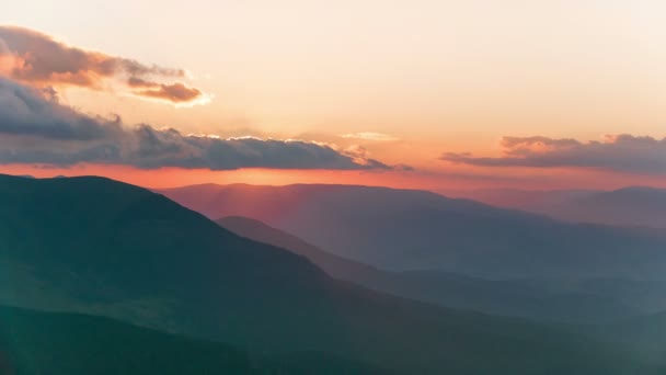 4K. Paysage de montagne en temps de coucher de soleil coloré. Sans oiseaux, timelapse — Video