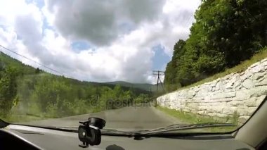  Ahşap ve tepeler arasında yolda araba olacak. İçinde ateş