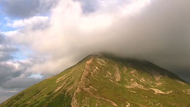 Dağ manzarası ile bulutlar. Timelapse, Pal — Stok video