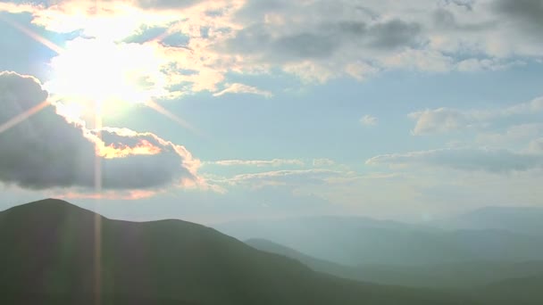 Гірський краєвид з хмари та сонячними променями. Timelapse, Пал — стокове відео