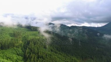 4k. Hava. Yukarı dağlar üzerinde ve bulutlar arasında sinek. Panorama