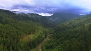 4k. Hava. Dağlar ve bulutlar arasında oraya.