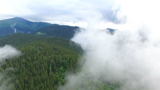 4k. Antenowe. Piękny lot w górach wśród chmur z kolei. — Wideo stockowe