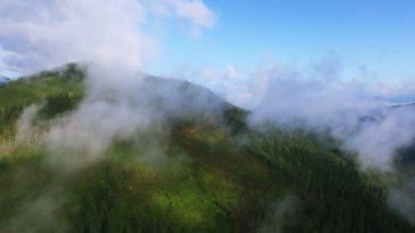 4k. Hava manzara. Dönüş ile bulutlar arasında dağlar. 