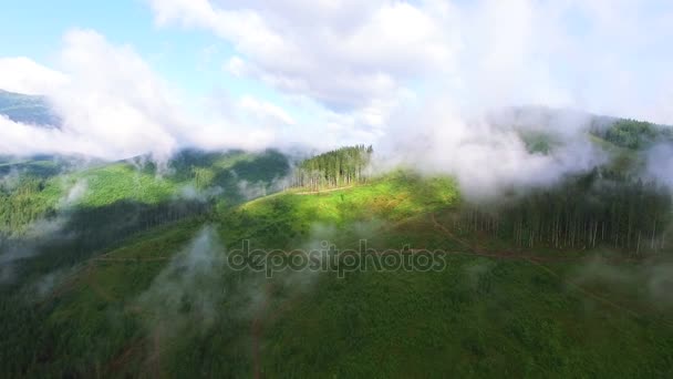 4K, Aérien. Voler au-dessus des montagnes parmi les nuages avec tour — Video