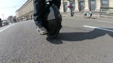  Modern elektrik şehir ulaşım. Adam sürme mono tekerlek selfie gölge ile