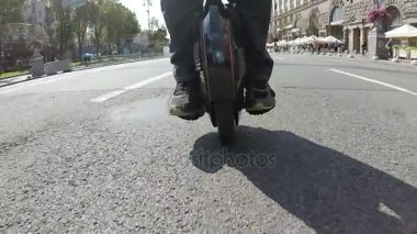  Elektrik şehir ulaşım. Mono tekerlek kişisel elektrik ulaşım kişini. POV görünümü