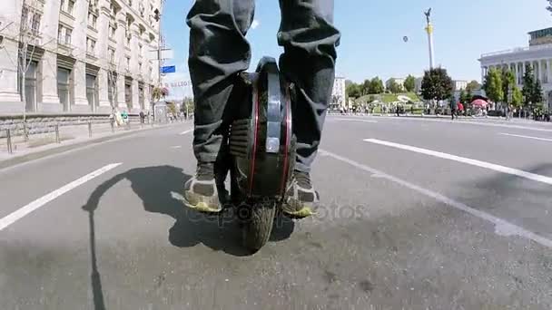 Moderne elektrische stadsvervoer. Man paardrijden mono wiel per stad straat — Stockvideo