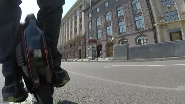 Сучасний електричний міський транспорт. Чоловік починає їздити на моно колесі по міській вулиці — стокове відео