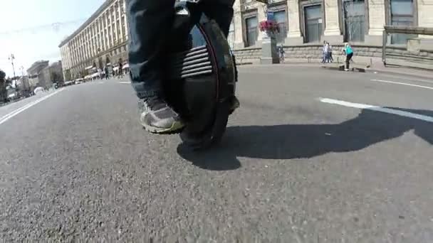 Moderna elektriska stadstransport. Man rider mono hjul med selfie skugga — Stockvideo