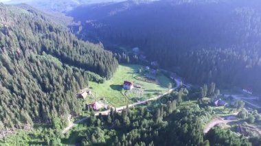 4k. Hava yaz manzara. Dağlar, ahşap ve küçük Köyü