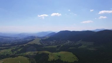 4k. Hava yaz manzara. Ahşap ile dağlar tepeler. Panorama 