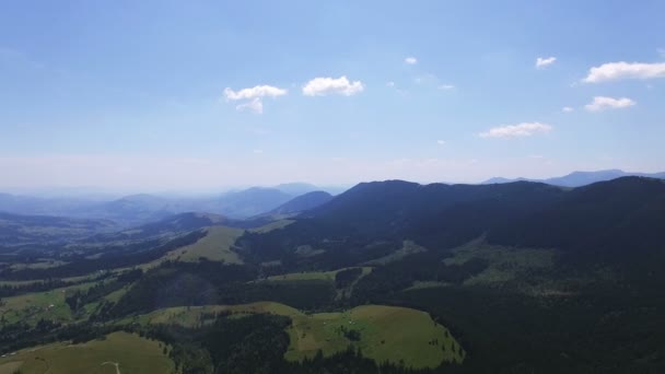 4k. Luchtfoto zomer landschap. Bergen heuvels met hout. Panorama — Stockvideo