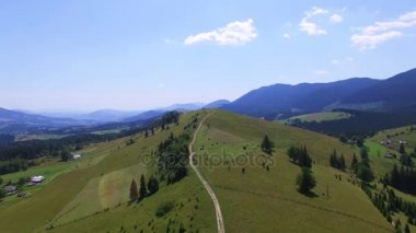 4k. Hava manzara. Yukarı patikadan dağ Hill üzerinde