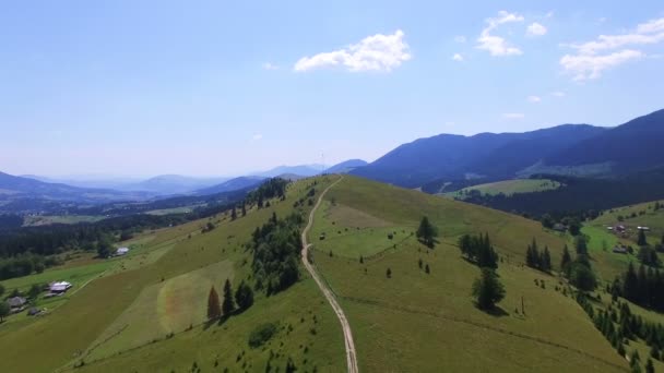 4k. Luchtfoto landschap. Omhoog over onverharde weg in de heuvel van de berg — Stockvideo