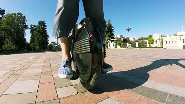 Homem montando mono roda pessoal transporte elétrico no outono parque da cidade. Vista POV — Vídeo de Stock
