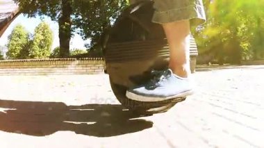  Mono tekerlek, sonbahar Şehir Parkı kişisel elektrik Ulaştırma sürme. POV görünümü, açmak