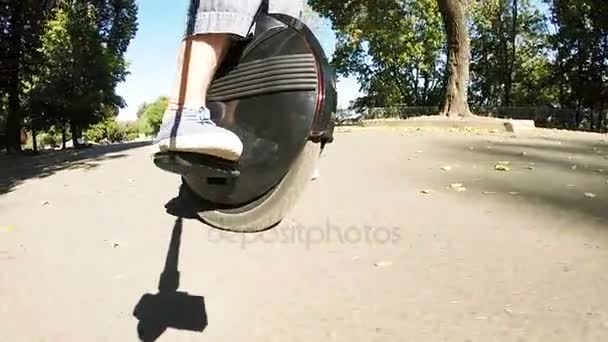 Riding mono wheel, personal electrical city transport in city park — Stock Video