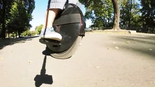 Monorad fahren, persönlicher elektrischer Stadtverkehr im Stadtpark