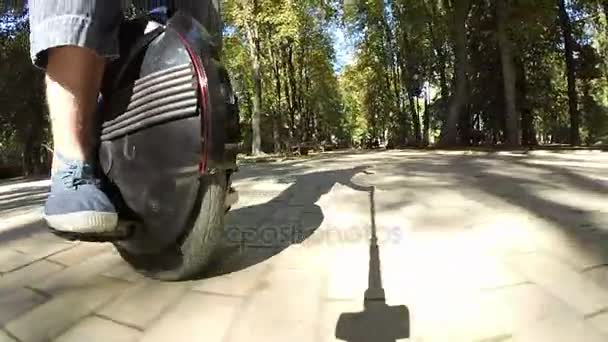 Riding mono wheel, personal electrical city transport. Shadow of camera — Stock Video