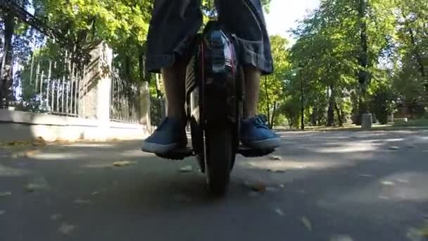 骑单轮，个人电器城运输。英尺的男人. — 图库视频影像