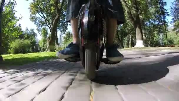 在城市公园与脚的骑手晴朗的一天的单轮。Pov 视图 — 图库视频影像