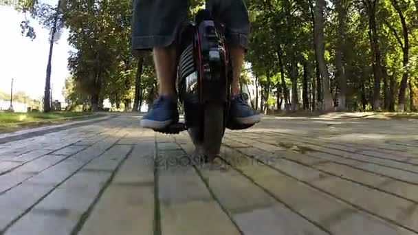 Monomando, transporte eléctrico de la ciudad en el parque de la ciudad con los pies del jinete. Vista POV — Vídeos de Stock