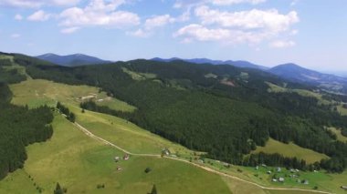 4k. Hava dağ manzarası. Hills ahşap ve kırsal alanda güneş ile panorama. 