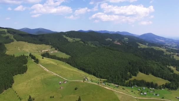 4k. Luchtfoto berglandschap. Heuvels met hout en zon in landelijk gebied, panorama. — Stockvideo