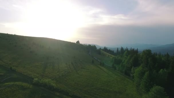 4k. Hava dağ manzarası. Yukarı çayır hills arasında üzerinde gündoğumu zaman uçmak — Stok video