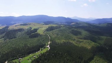 4k. Hava dağ manzarası. Tepeler ve Köyü kırsal alanda üzerinde uçmak