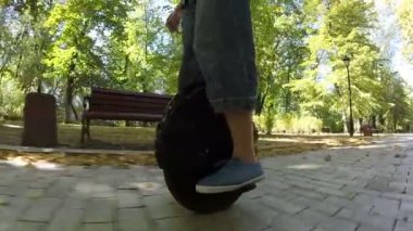  Mono tekerlek, kişisel elektrik şehir ulaşım. Sonbahar güneşli dinlenme zamanı