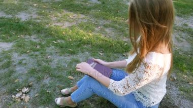 4 k. İncil ve güneşli Park çekici kız. Hıristiyan dua takım vurdu