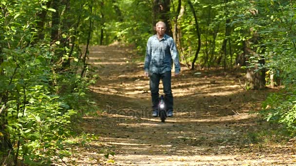 Ruota mono in strada parco autunnale, rallentatore. Moderno team di trasporto elettrico — Video Stock