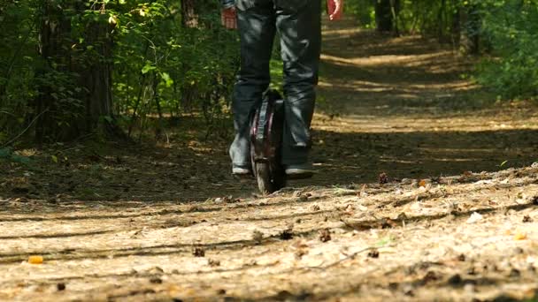 Uomo in sella mono ruota in autunno parco stradale. Equipe di trasporto personale elettrico, rallentatore . — Video Stock