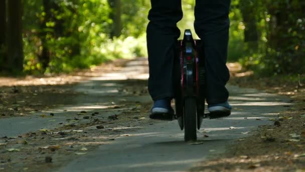 Lassú mozgás. Ember lovaglás mono kerék őszi park road. Elektromos személyszállító csapat — Stock videók