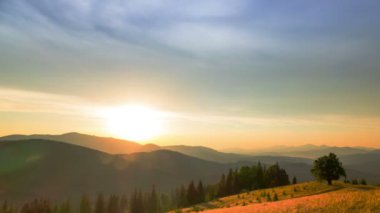 4 k. renkli günbatımı zamanı dağ tepeleri arasında. Kuşlar, zaman atlamalı, ham çıktı