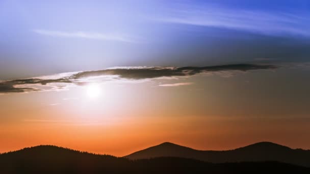 4k. farbenfrohe Sonne zwischen den Hügeln der Berge. Sonnenaufgang. Ohne Vögel, Zeitraffer, Rohertrag — Stockvideo