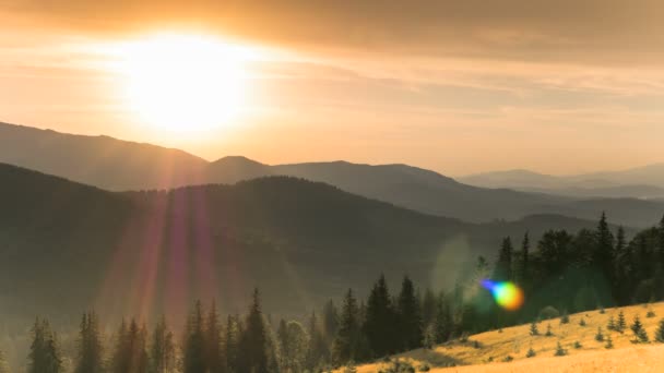 4K. Hermosos colores del atardecer en las colinas de montaña.Sin pájaros, lapso de tiempo, salida RAW — Vídeos de Stock