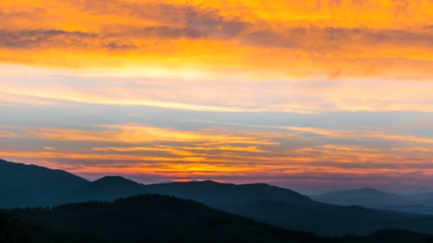 4K. Hermosos colores del atardecer en colinas de montaña. Sin aves, lapso de tiempo, salida RAW — Vídeos de Stock