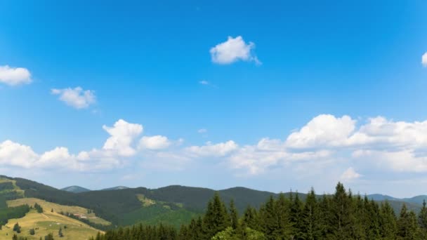 4 k. βουνό sunny λόφους με σύννεφα και το γαλάζιο του ουρανού. Χωρίς πουλιά, πάροδο του χρόνου, Raw εξόδου — Αρχείο Βίντεο