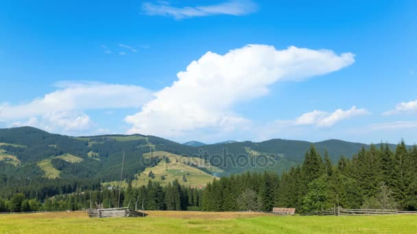 4K. Montanha ensolarada colinas com nuvens na área rural. Sem pássaros, lapso de tempo, saída RAW — Vídeo de Stock
