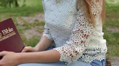 4 k. vücut kız sit İncil ile açık. Çalışma Hıristiyanlık, dolly atış