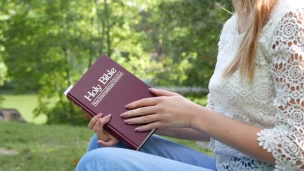 4 k. σώμα κορίτσι εξωτερική με την Αγία Γραφή. Μελέτη του Χριστιανισμού — Αρχείο Βίντεο