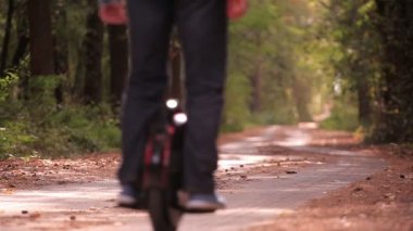  Elektrik kişisel taşıma. Adam sürme mono tekerlek sonbahar park Road. Arkadan görünüş